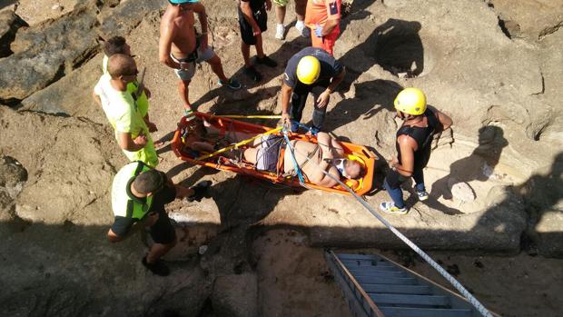 Un joven herido al caer mientras intentaba escalar el Castillo de San Sebastián