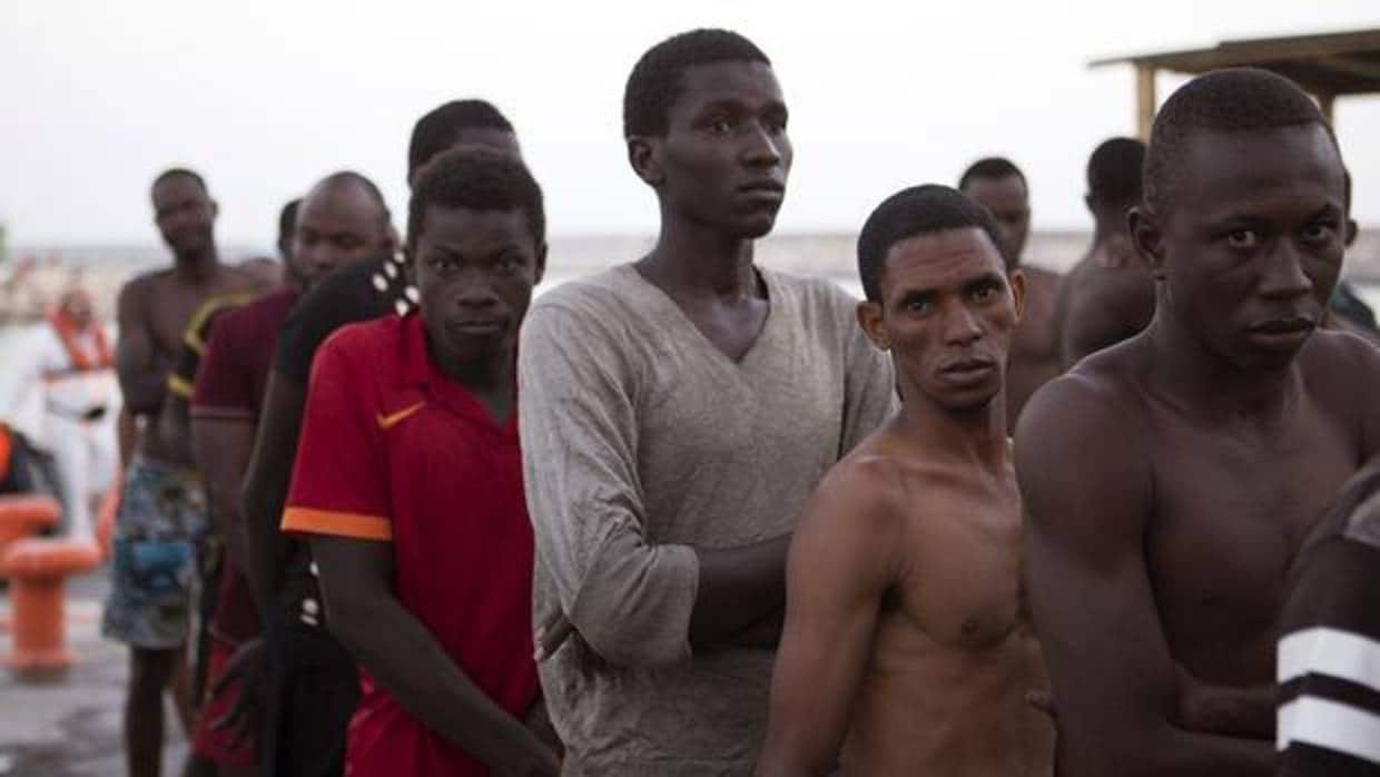 Migrantes a su llegada al puerto de Tarifa