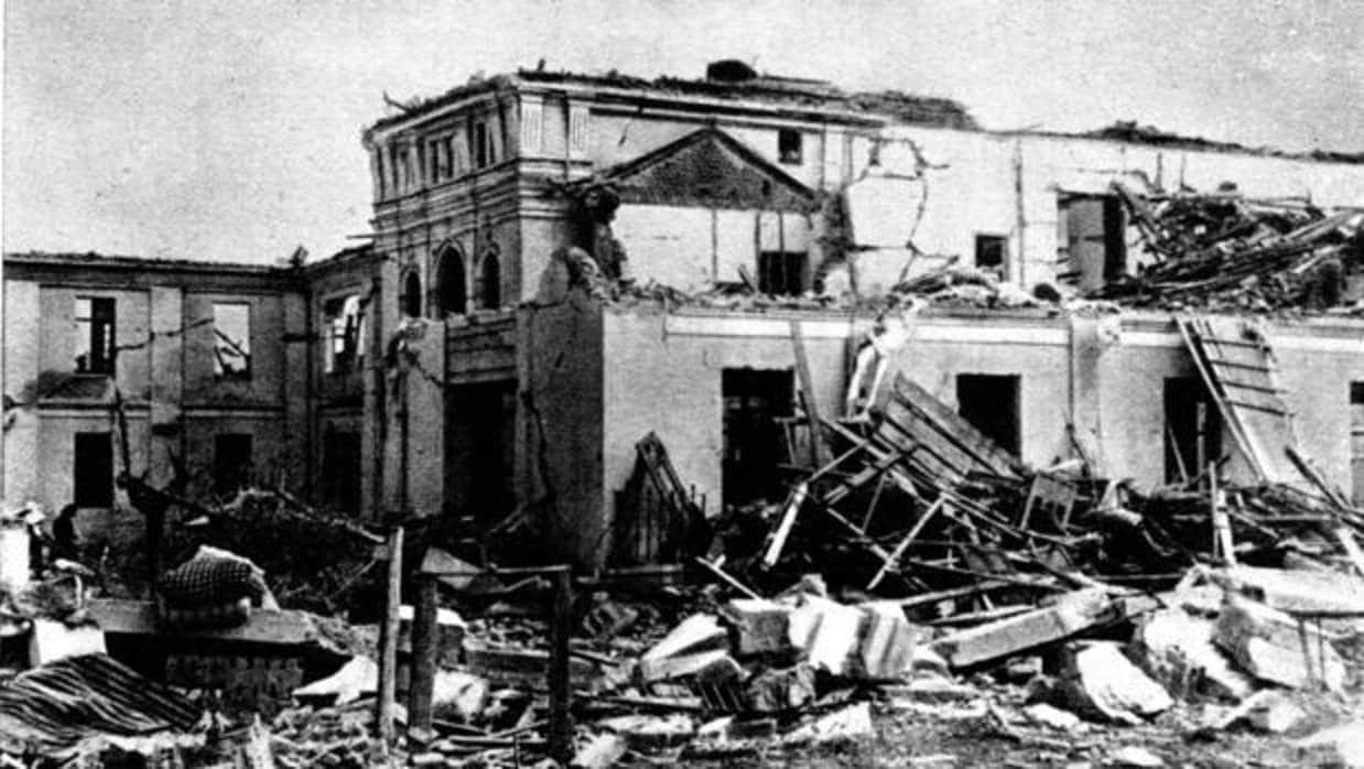 Imagen de la Casa Cuna después de la explosión. En la primera planta estaban los dormitorios infantiles. A la derecha de la fotografía, se observa la parihuela que utilizaron las brigadas de rescate para recuperar a los heridos y los cadáveres.