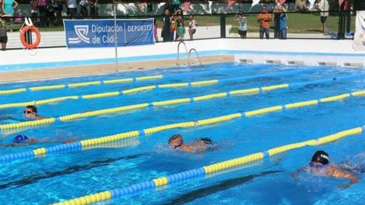 Más de cien menores participan en Olvera en una convivencia de natación estival