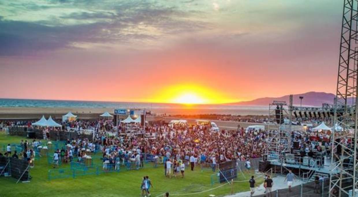 El festival se celebra junto a la playa