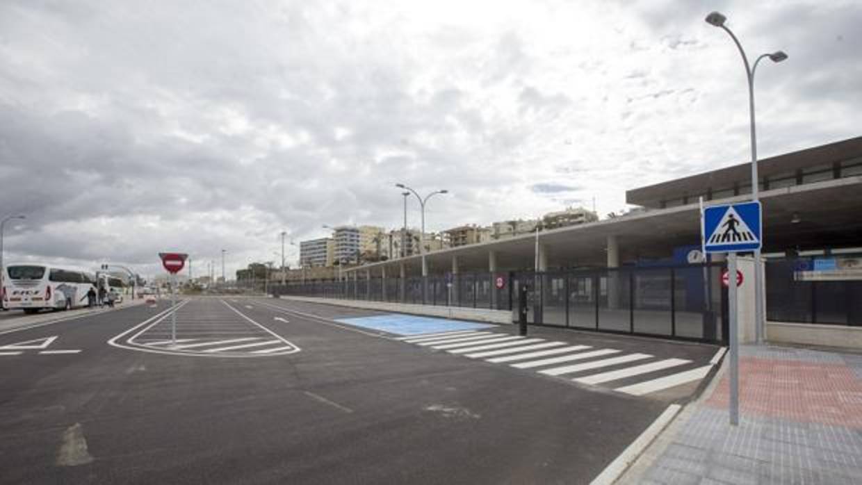 Entrada principal de la nueva estación de autobuses de Cádiz desde la Avenida de Astilleros..