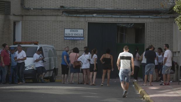 Familiares y amigos de la víctima en el acceso al Hospital de Valame