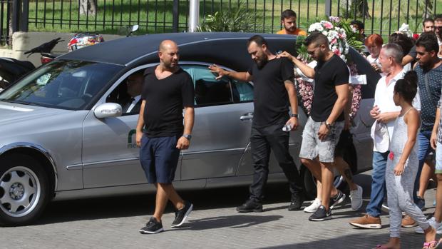 Dolor e impotencia en el último adiós a la joven fallecida en el hospital de Valme