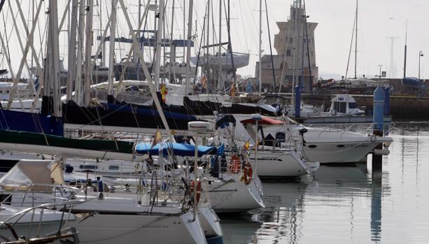 Salvamento rescata a un velero a la deriva tras morir a bordo su patrón