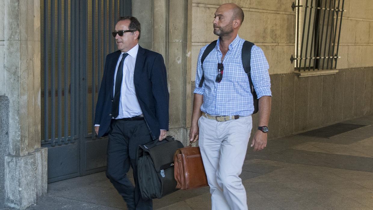 Luis Cubiles, llegando con su abogado a los juzgados