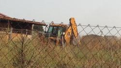 La excavadora, en la finca de Cubiles