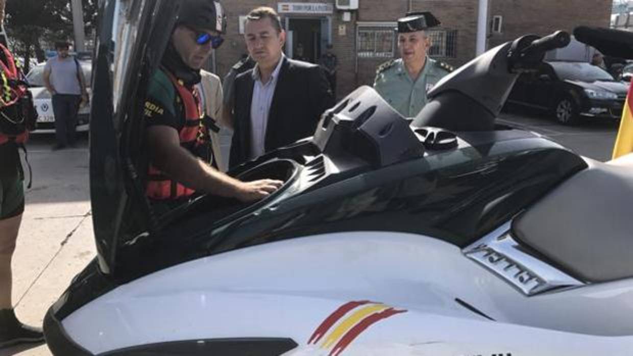 Sanz presentó recientemente las nuevas motos de agua de la Guardia Civil para perseguir el tráfico de personas y estupefacientes