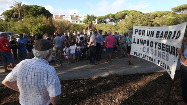 Los vecinos de Casines se movilizan desesperados ante la falta de limpieza