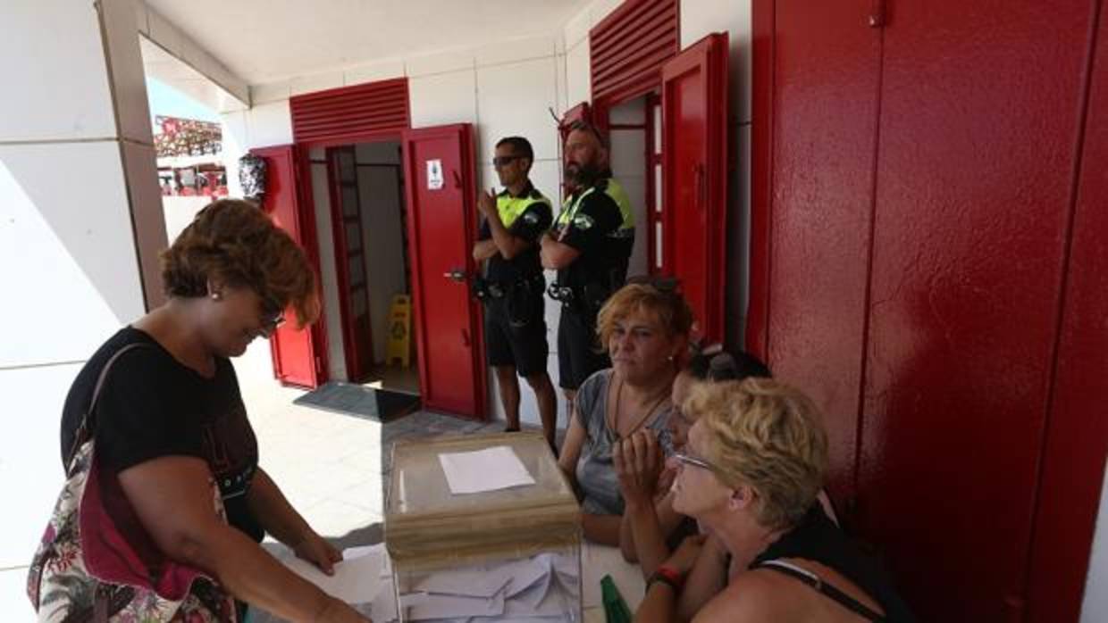 Durante la votación celebrada el 23 de agosto.