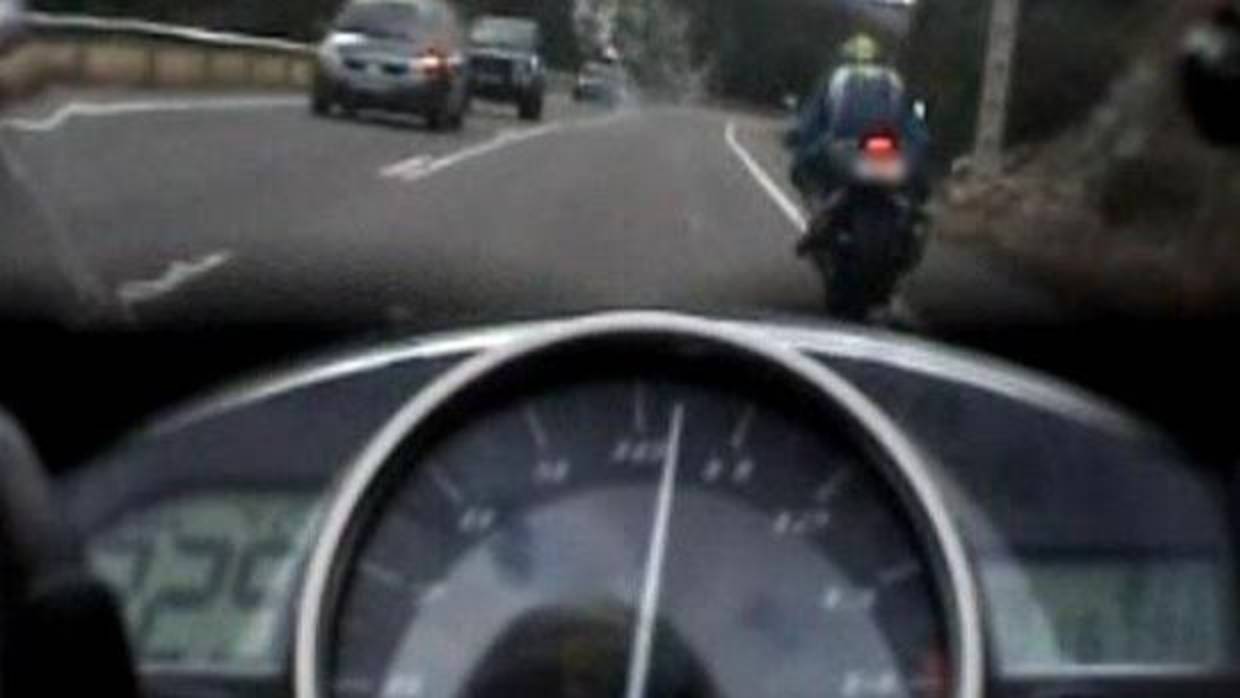 La Guardia Civil de Tráfico persigue a un motorista