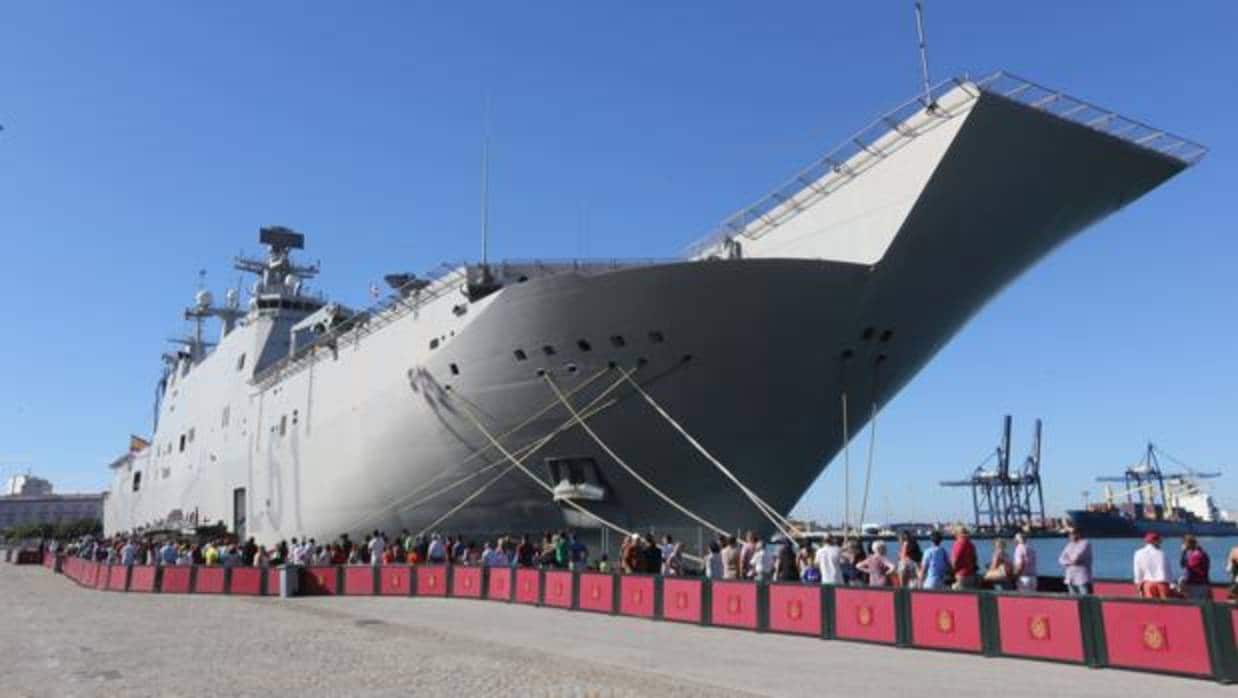 El portaaeronaves de la Armada 'Juan Carlos I' en Cádiz