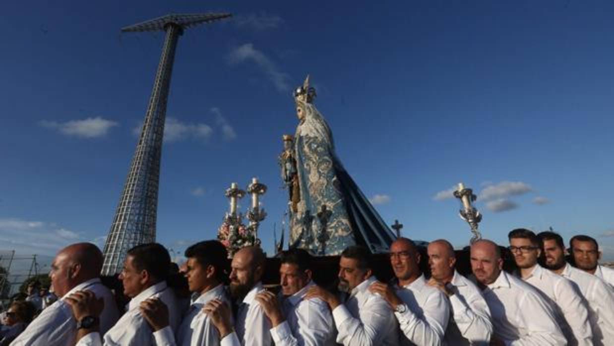 La Patrona, portada en parihuela por hermanos cofrades, a su paso por Puntales