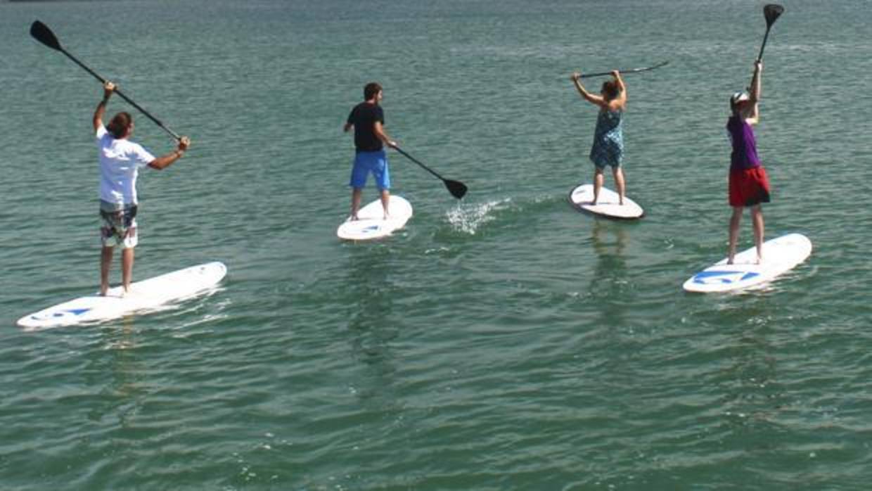 Los cursos de pádel surf de los clubes de Cádiz siguen suspendidas