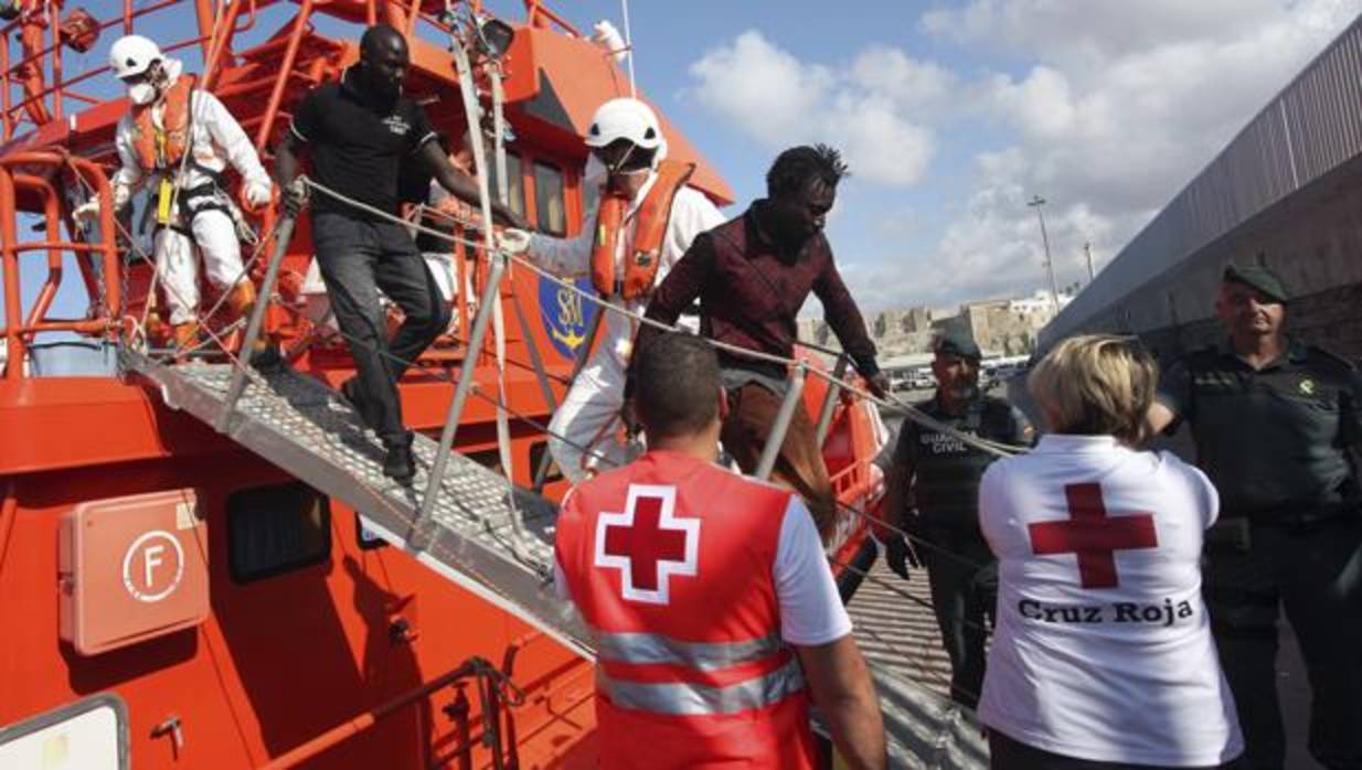 Cruz Roja y Guardia Civil ayudan a llegar a tierra a varios de los rescatados
