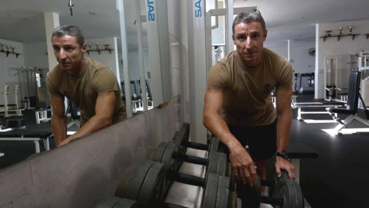 El soldado Gil en el gimnasio del Tercio de Armada.