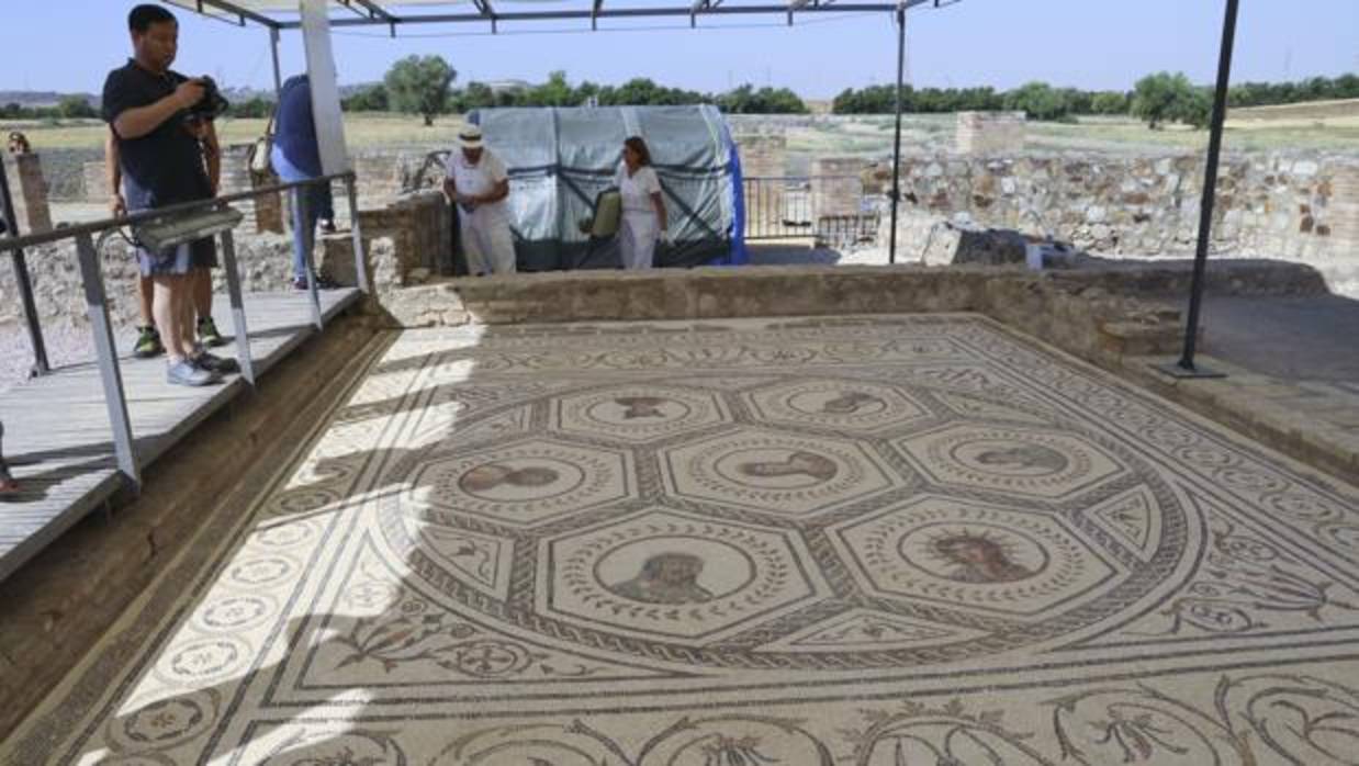 El consejero de cultura visita los trabajos de restauración de los mosaicos de Itálica