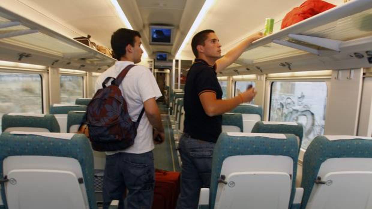 Viajeros en el tren Alvia