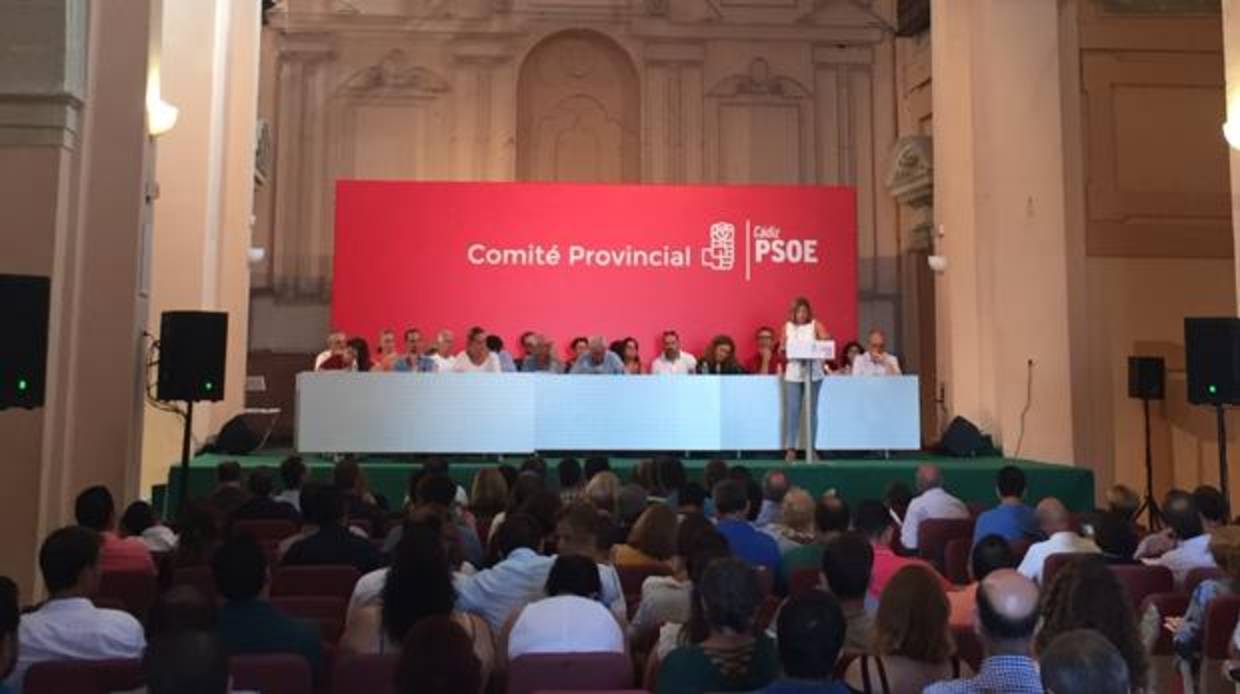 La candidata, ante los asistentes al Comité Provincial en Sanlúcar.