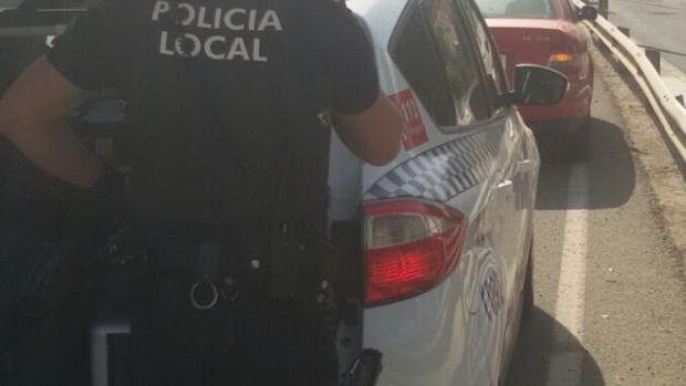 Viajan ocho personas en un coche, con el conductor borracho y drogado, en Castilleja de la Cuesta