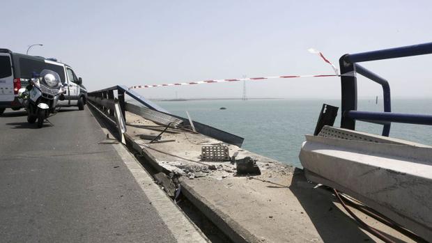 ¿Qué pasa con el camión que cayó por el puente Carranza?