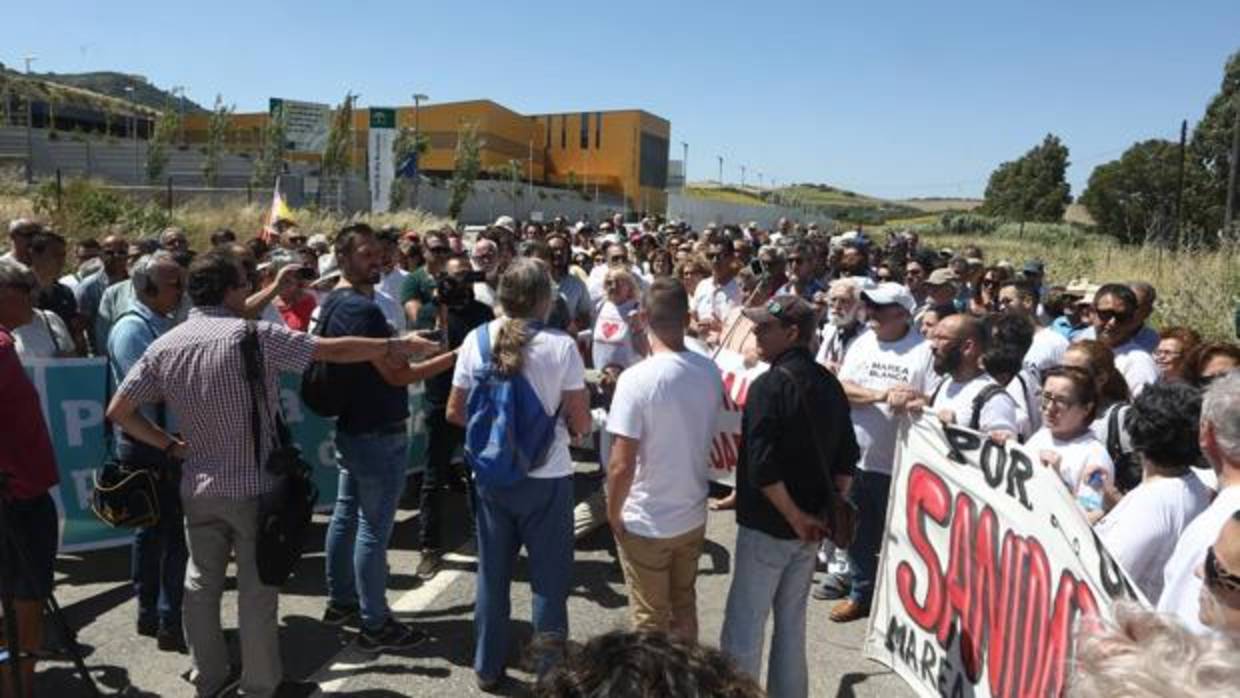 Protesta el pasado mes de junio encabezada por el alcalde de Vejer pidiendo la apertura del HARE