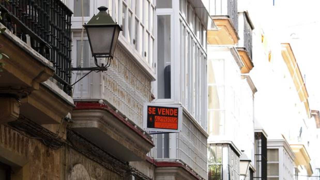 Cartel que indica la venta de un piso en el casco antiguo de Cádiz.