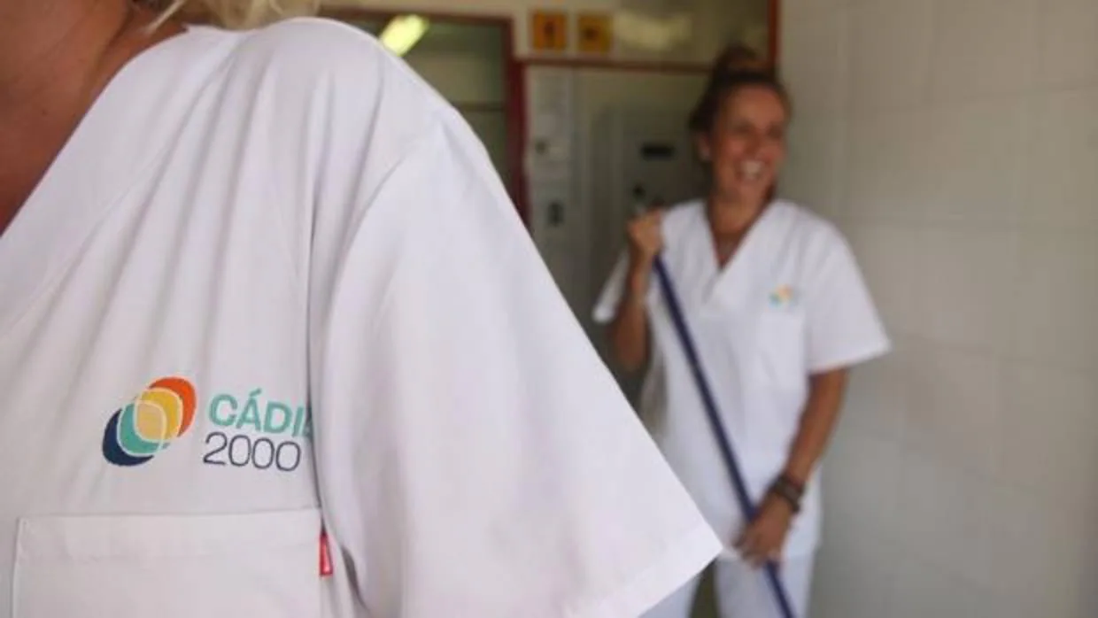 Las empleadas de los módulos lucen en sus uniformes el logotipo de Cádiz 2000