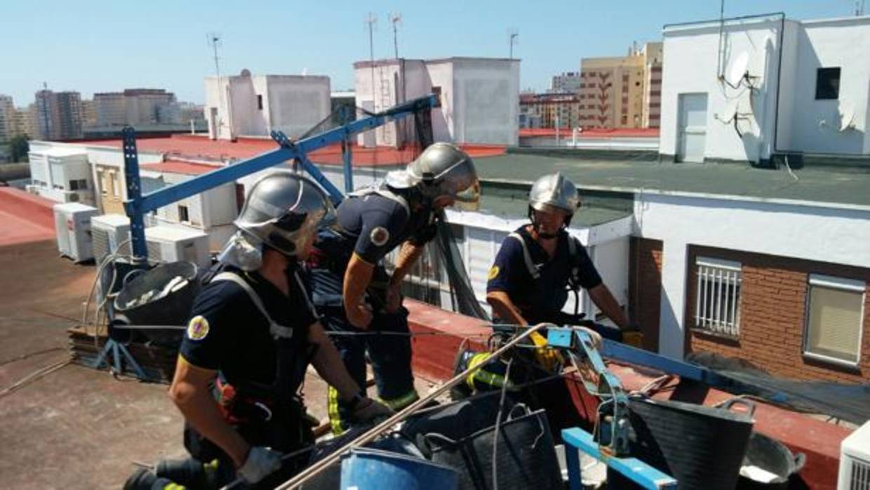 Los bomberos en el momento de la intervención