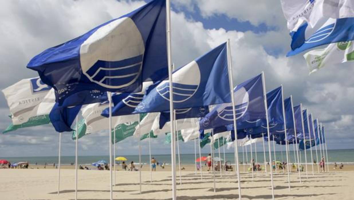 Las playas gaditanas también cuentancon la bandera azul de los mares limpios de Europa