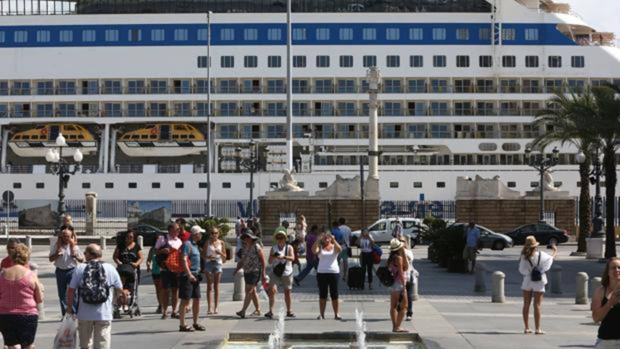 Más de 51.000 pasajeros recalarán en Cádiz en septiembre a bordo de distintos cruceros