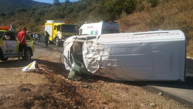 Herido leve al volcar la furgoneta en la que viajaba en la Sierra de Cádiz