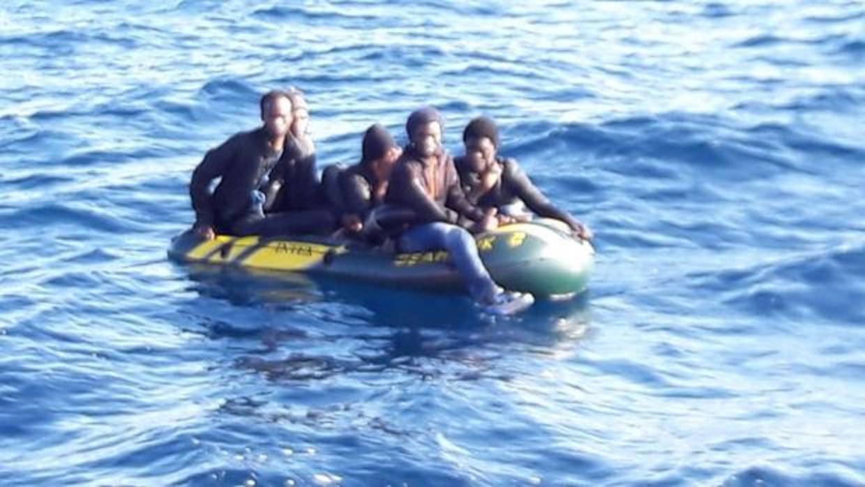 Los cinco varones de origen subsahariano, rescatadas este domingo de una patera tipo 'toy'