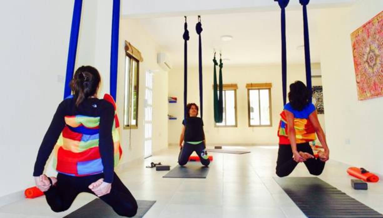 María José, al fondo, en una clase de yoga aéreo