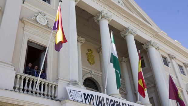 El Ayuntamiento acata la sentencia sobre la bandera pero no comparte su sentir