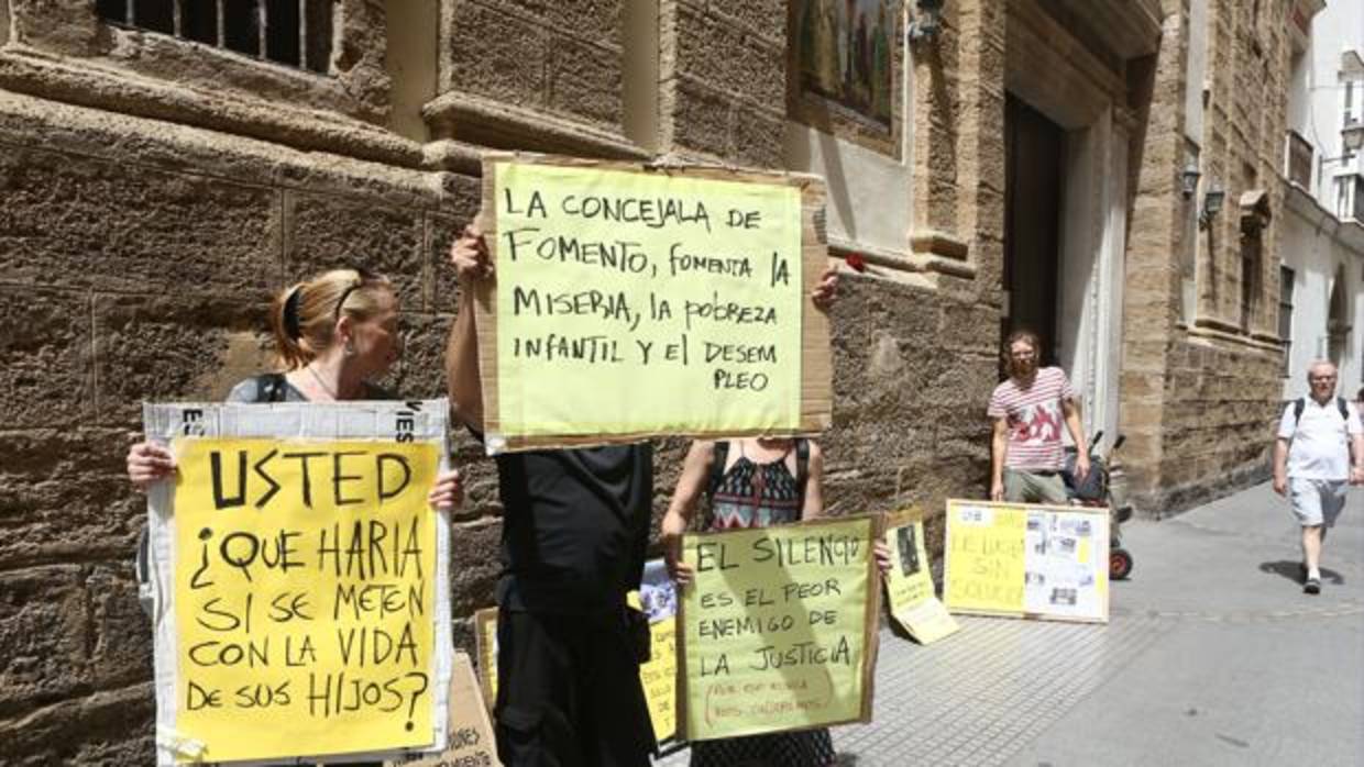 Los artesanos protagonizaron una protesta este verano reclamando poder vender en la calle.