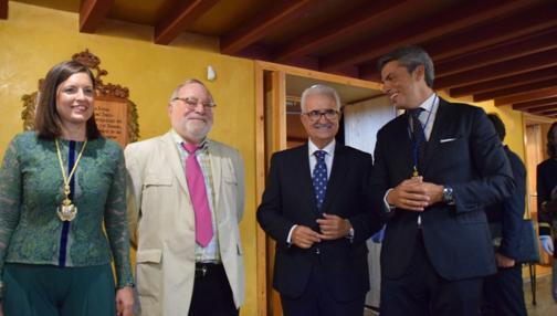 La alcaldesa con Fernando Savater y otros cargos institucionales