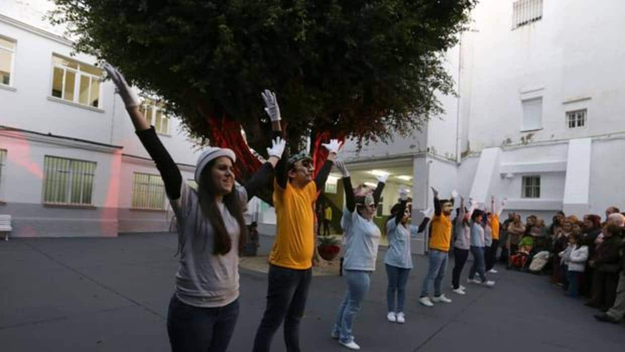 Un grupo de jóvenes interpretando una obra en el centro de Arbolí.