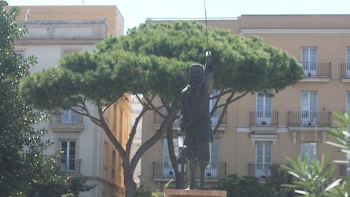 La estatua de Blas de Lezo, frente al muelle.