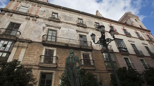 Estatua de Francisco de Miranda, delante de la fachada de la Casa de las Cuatro Torres.