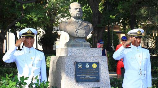 Ofrenda de la tripulación del buque escuela peruano 'Unión' ante el busto del almirante Miguel Grau.