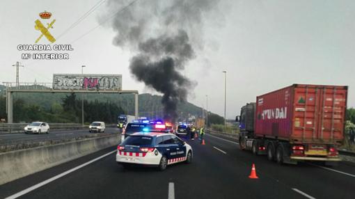 La Guardia Civil de Cádiz desplazada a Cataluña auxilia a varios vehículos accidentados en la A-2