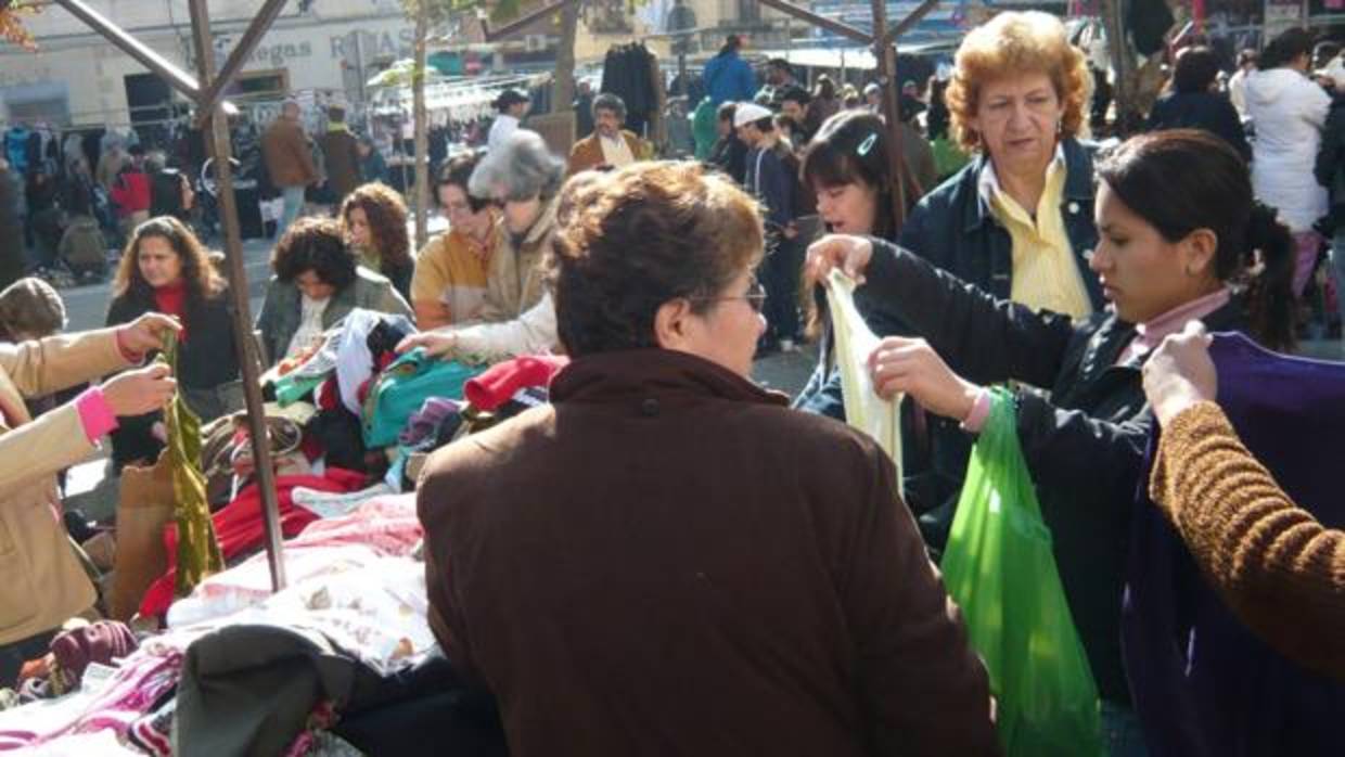 Foto de archivo de un mercadillo de ropa