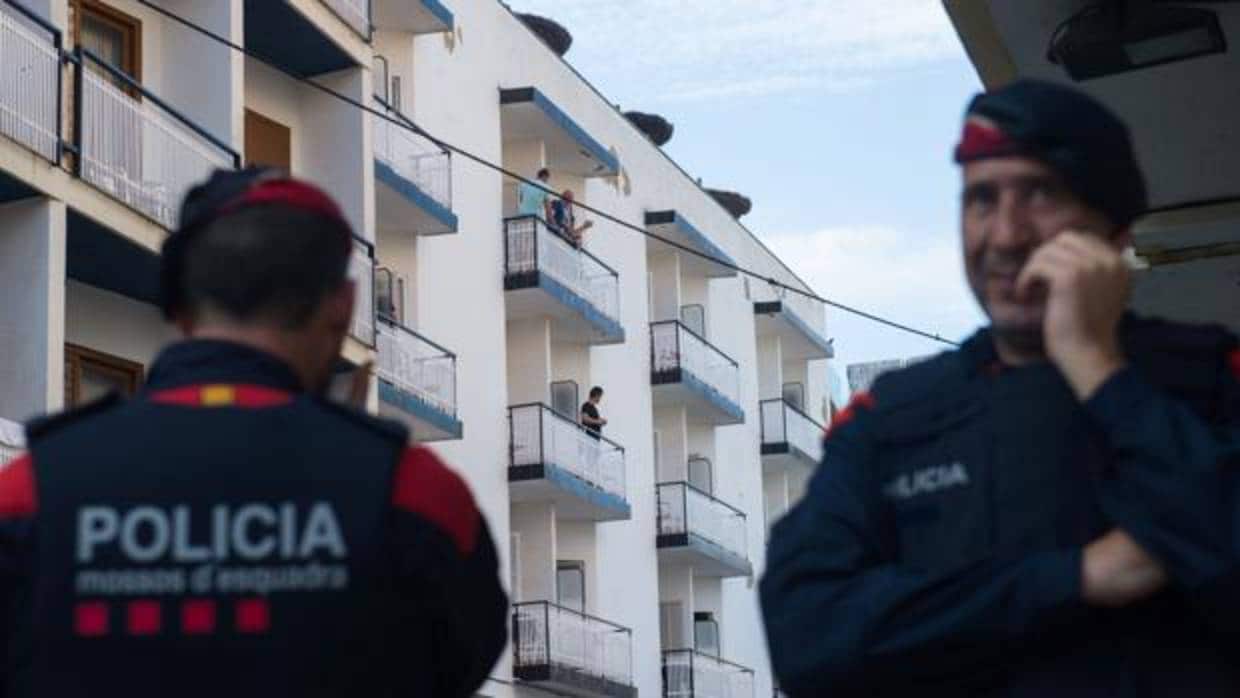 Pineda de Mar, así han sido las 24 horas de encierro de los policías de El Puerto