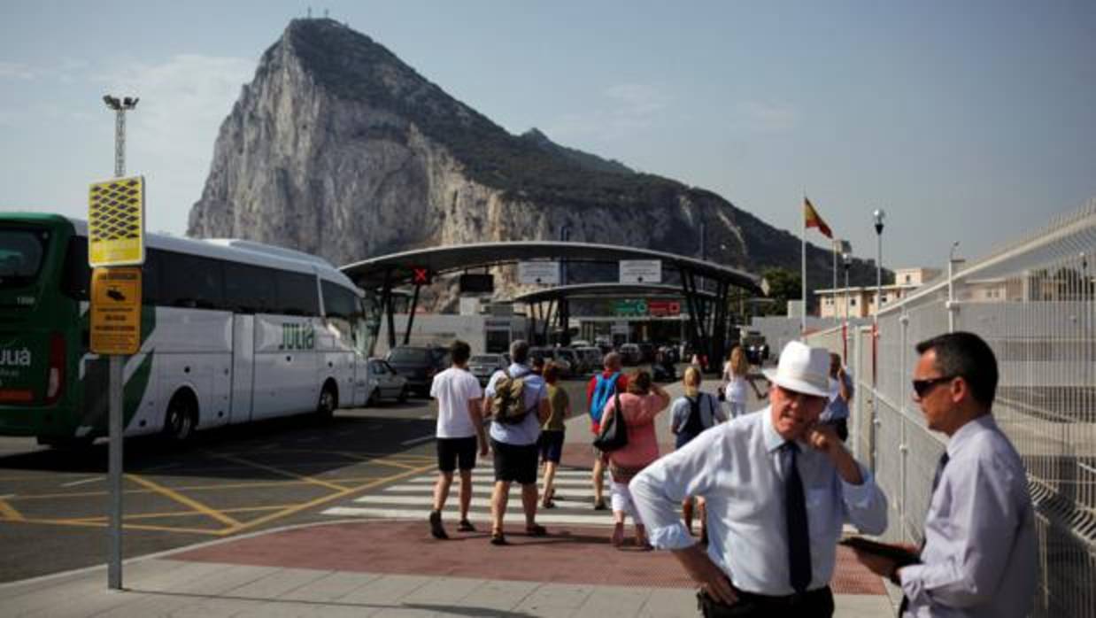 Imagen del Peñón de Gibraltar desde la frontera con La Línea. :: l. v.