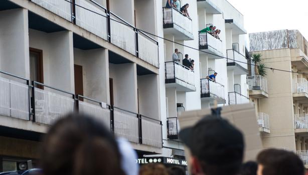 Los policías fueron acosados a la puerta de su hotel.