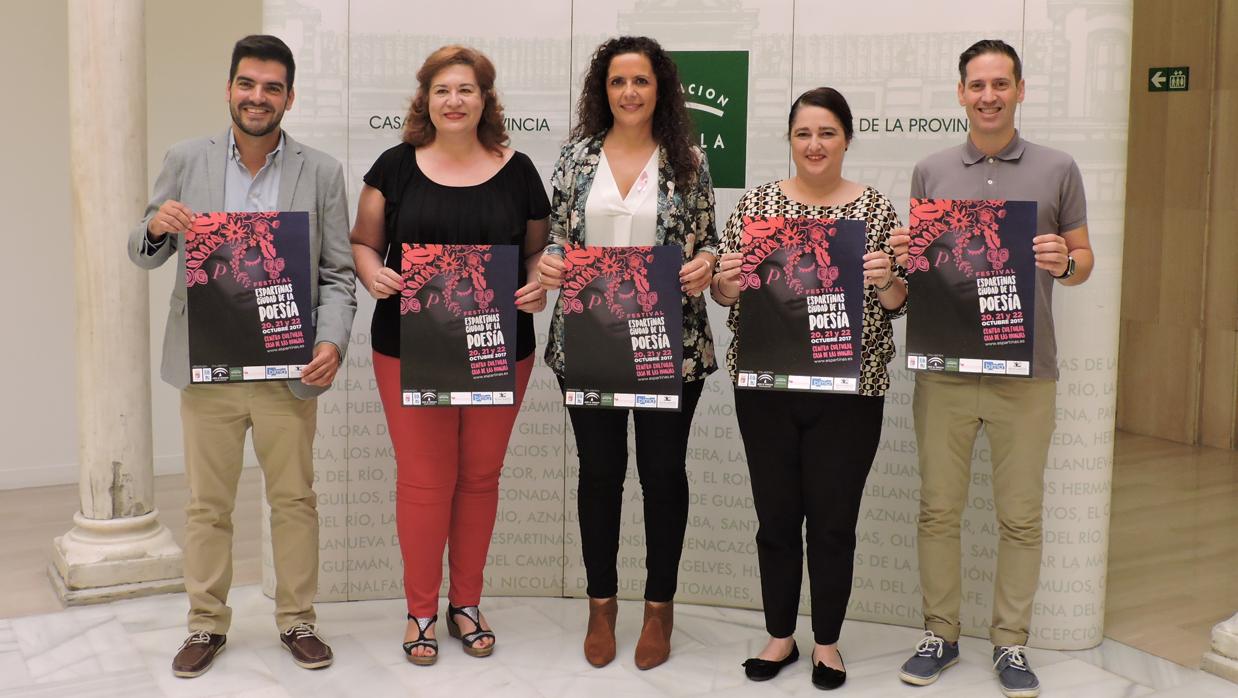 Representantes del Ayuntamiento y Diputación junto con los organizadores del evento