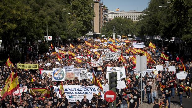 Más de 200 agentes de Cádiz participan en la marcha por la equiparación salarial en Madrid