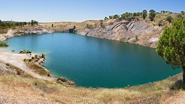 Hallan un cadáver en un lago de Villanueva del Río y Minas