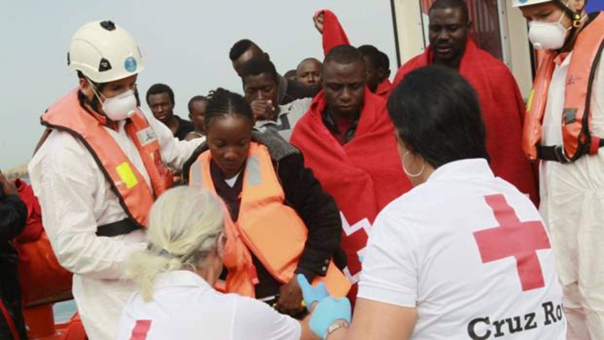 Trasladados al puerto de Tarifa nueve inmigrantes subsaharianos rescatados de una patera